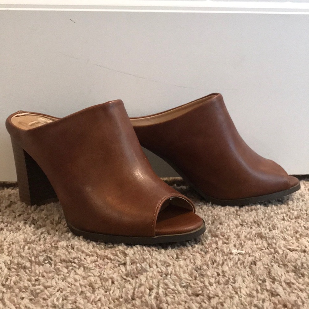 Size 8 new with tag seven7 open toe clog
